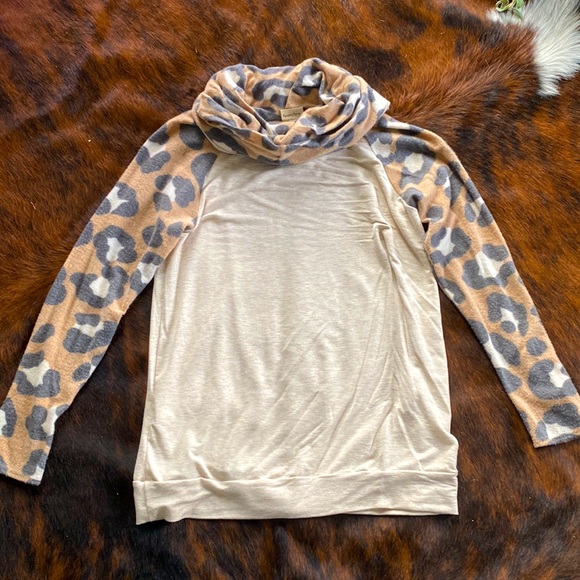 Cheetah Print Long-sleeve Smock Necked Top- Size L - Picture 2 of 2